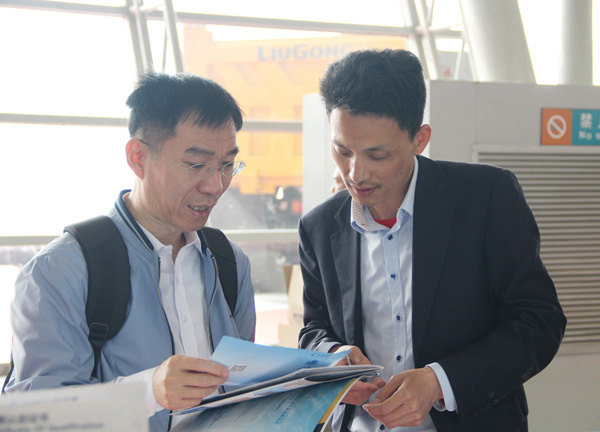 中国水泥协会会长乔龙德先生莅临bw必威西汉姆联官方网站展台参观指导