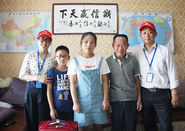 bw必威西汉姆联官方网站为职工子女发放升学物资奖励