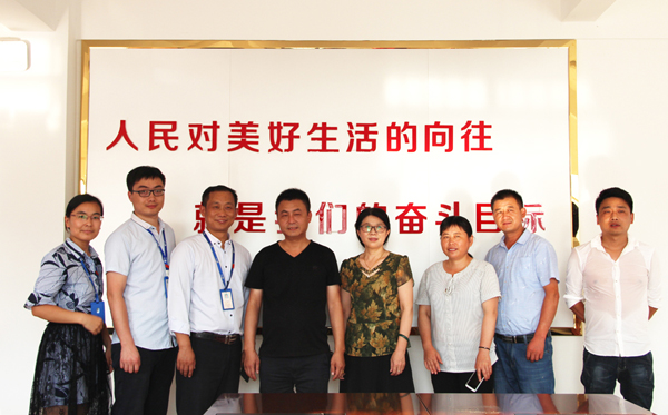 bw必威西汉姆联官方网站看望慰问朱巷镇镇北村贫困群众