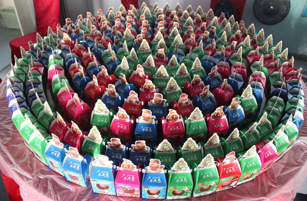 bw必威西汉姆联官方网站为员工发放圣诞礼物&mdash;&mdash;平安果