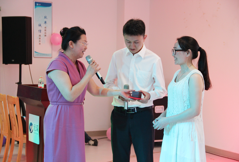 贺bw必威西汉姆联官方网站新人喜结连理 赞bw必威西汉姆联官方网站家庭爱意浓浓