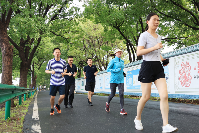 献礼建党节&mdash;&mdash;bw必威西汉姆联官方网站环巢湖跑步活动